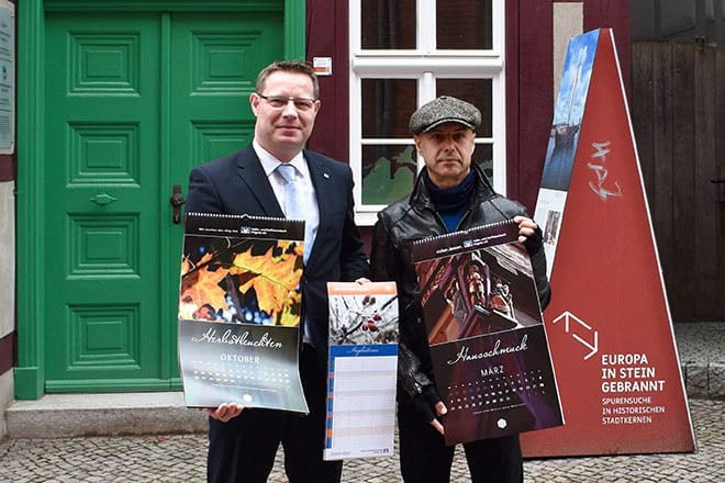 Ingo Schlender und Photographiker Peter Waesch mit dem Kalender