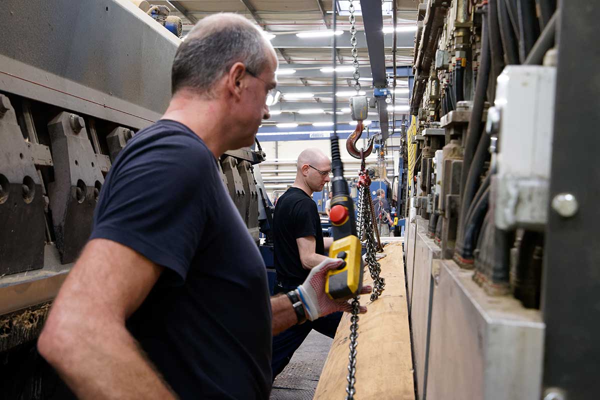 Einspannen der Holzbohle in die Messermaschine