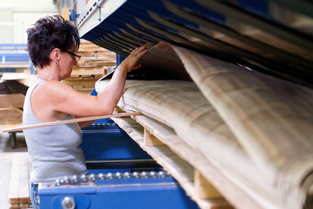 Mitarbeiterin am Trockner