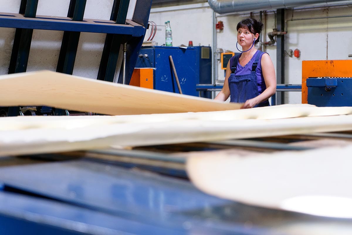 Mitarbeiterin bei der Materialzufuhr