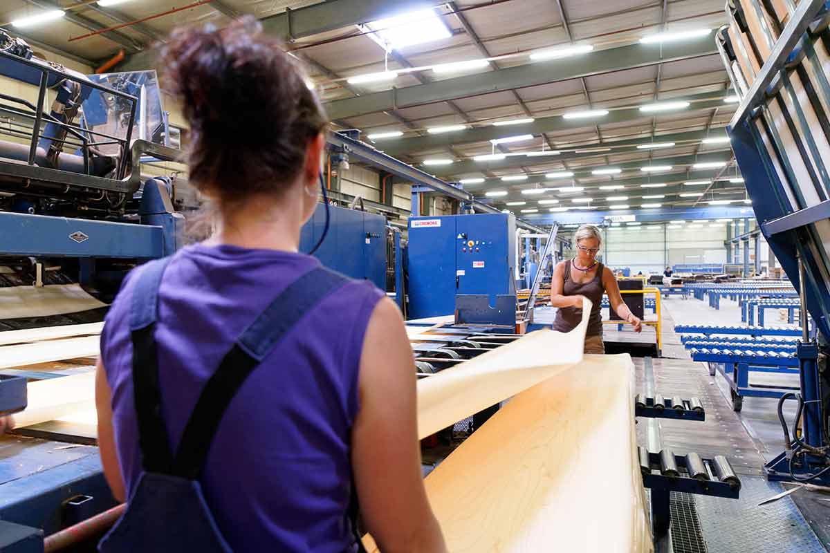 Mitarbeiterin bei der Materialzufuhr