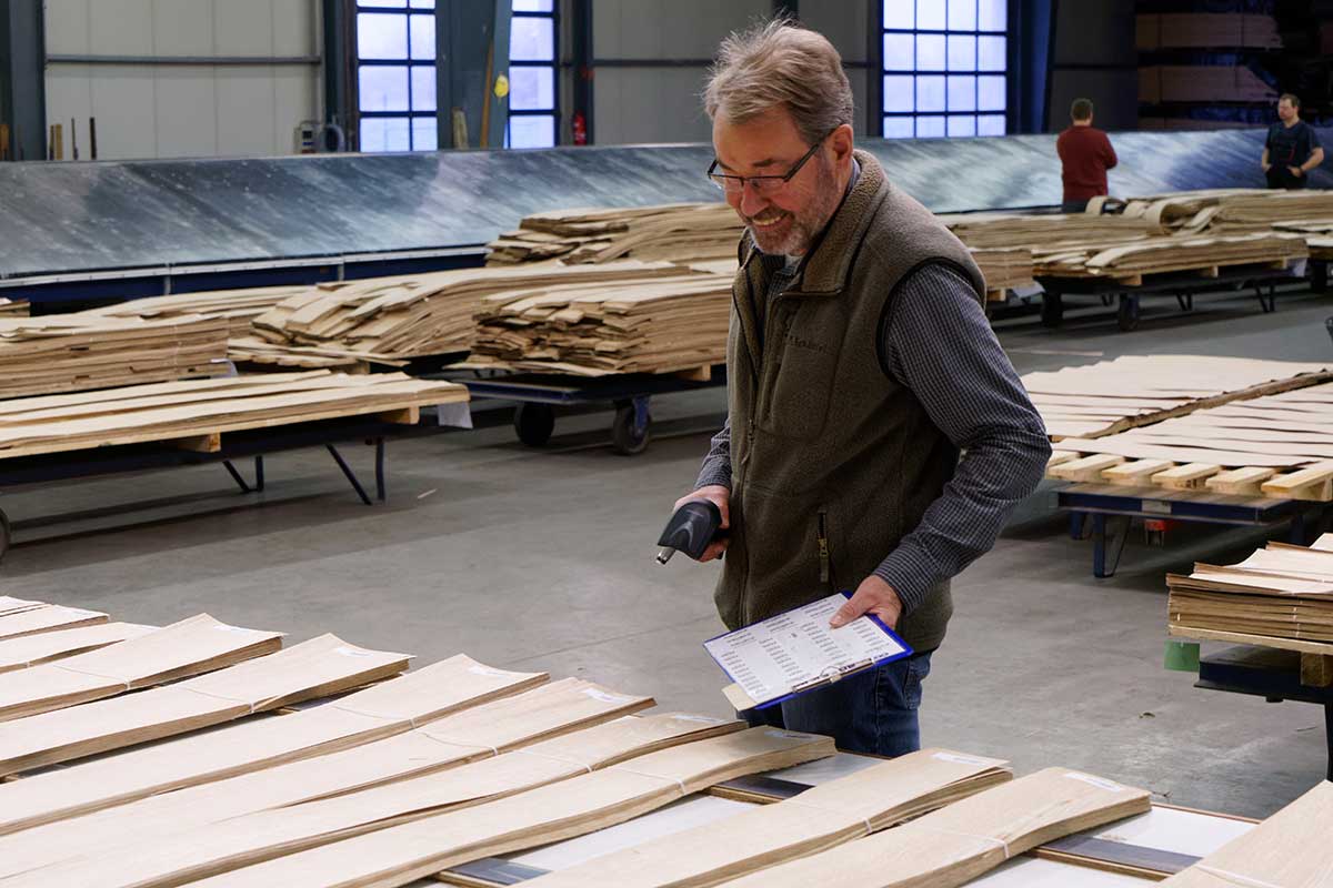 Furniere in der Sortieranlage